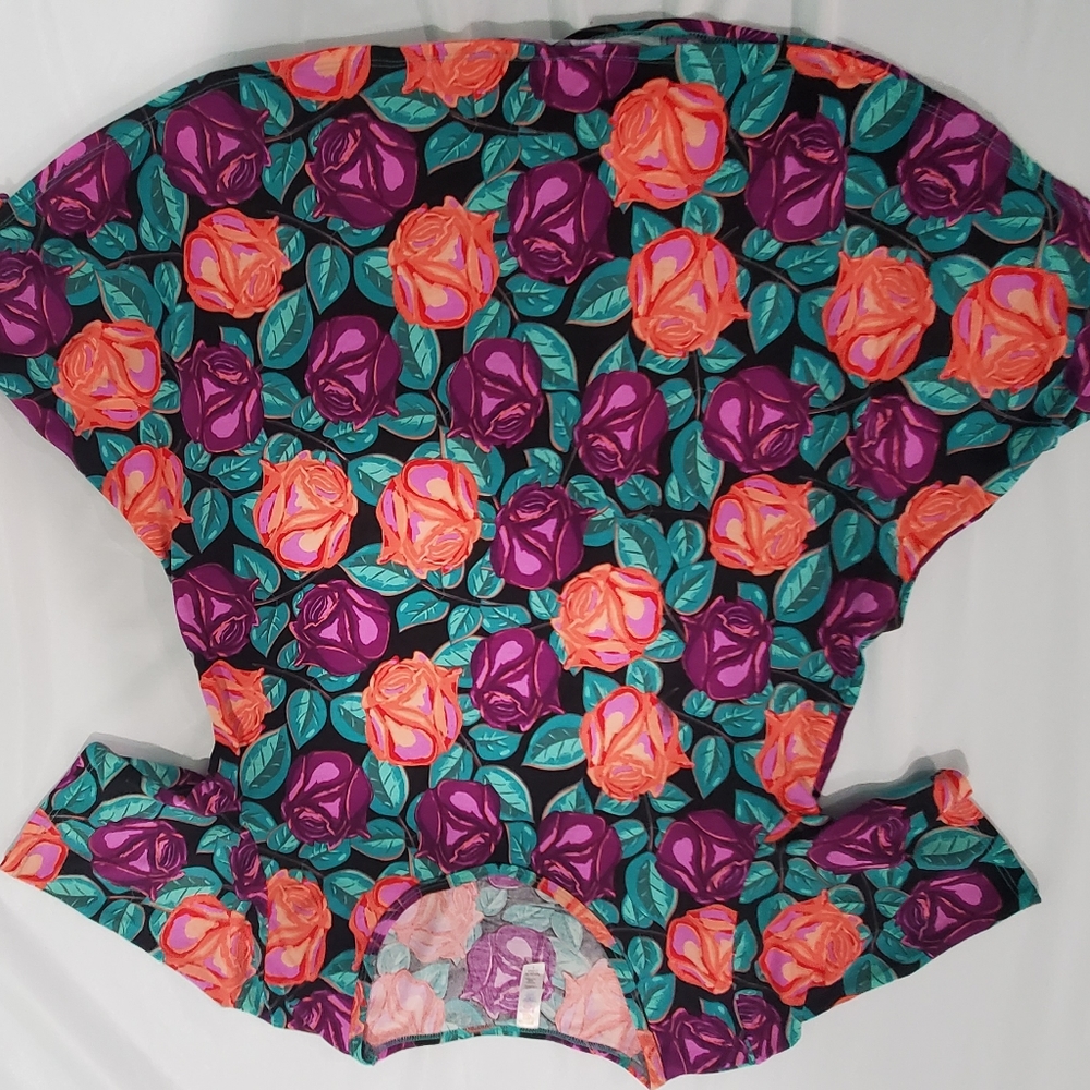Classic Tee Lularoe, S, rose pattern